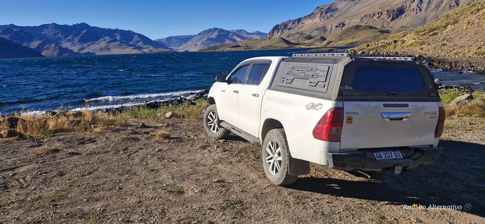 Camioneta 4x4 de Rumbo Alternativo a la orilla de una laguna de altura