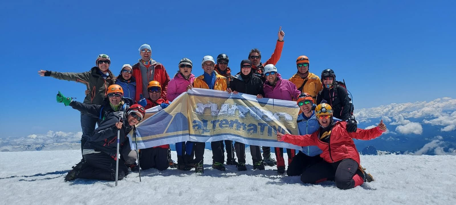El grupo completo en la cumbre, con la bandera de Rumbo Alternativo