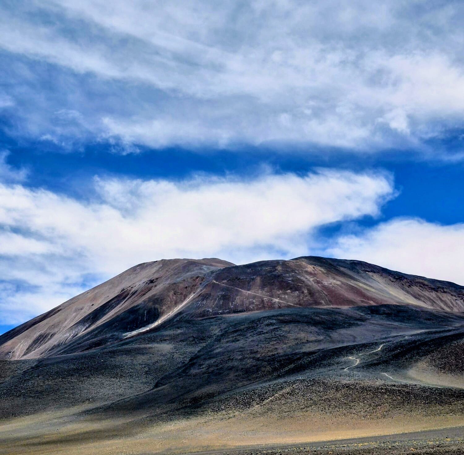 Volcán de la cordillera con la huella de ascenso